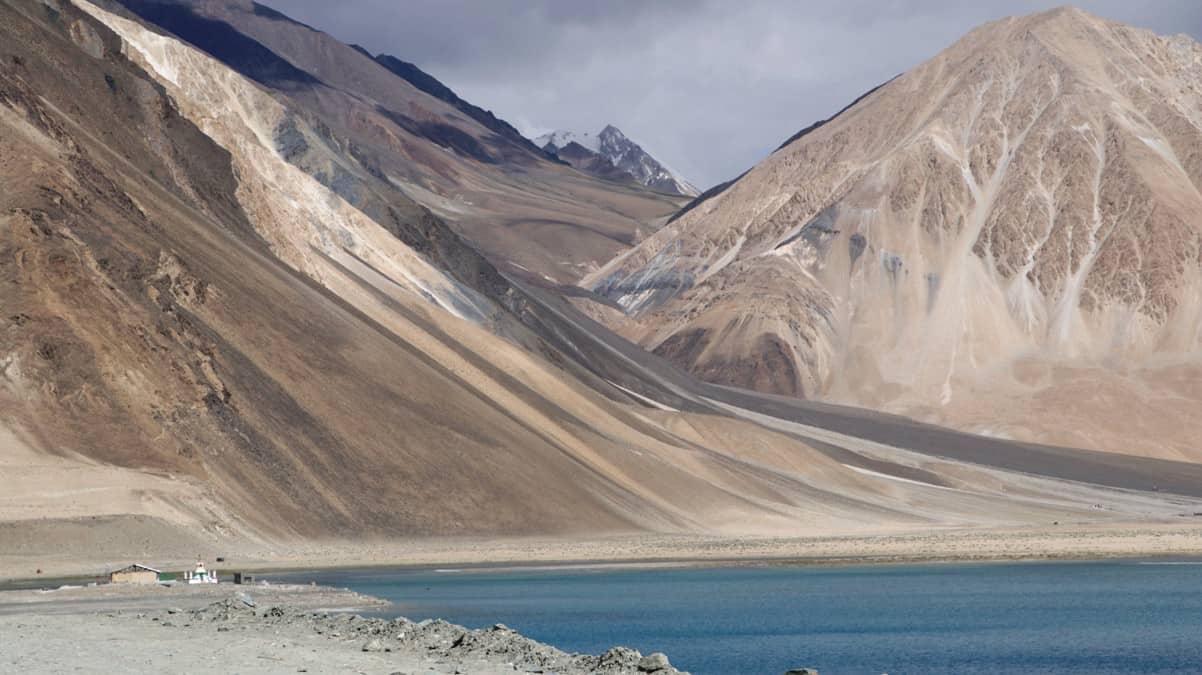 pangong lake mountains