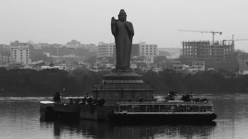 హైదరాబాద్ రోడ్లకు అంతర్జాతీయ దిగ్గజాల పేర్లు: ట్రంప్ ఎవెన్యూ, గూగుల్ స్ట్రీట్