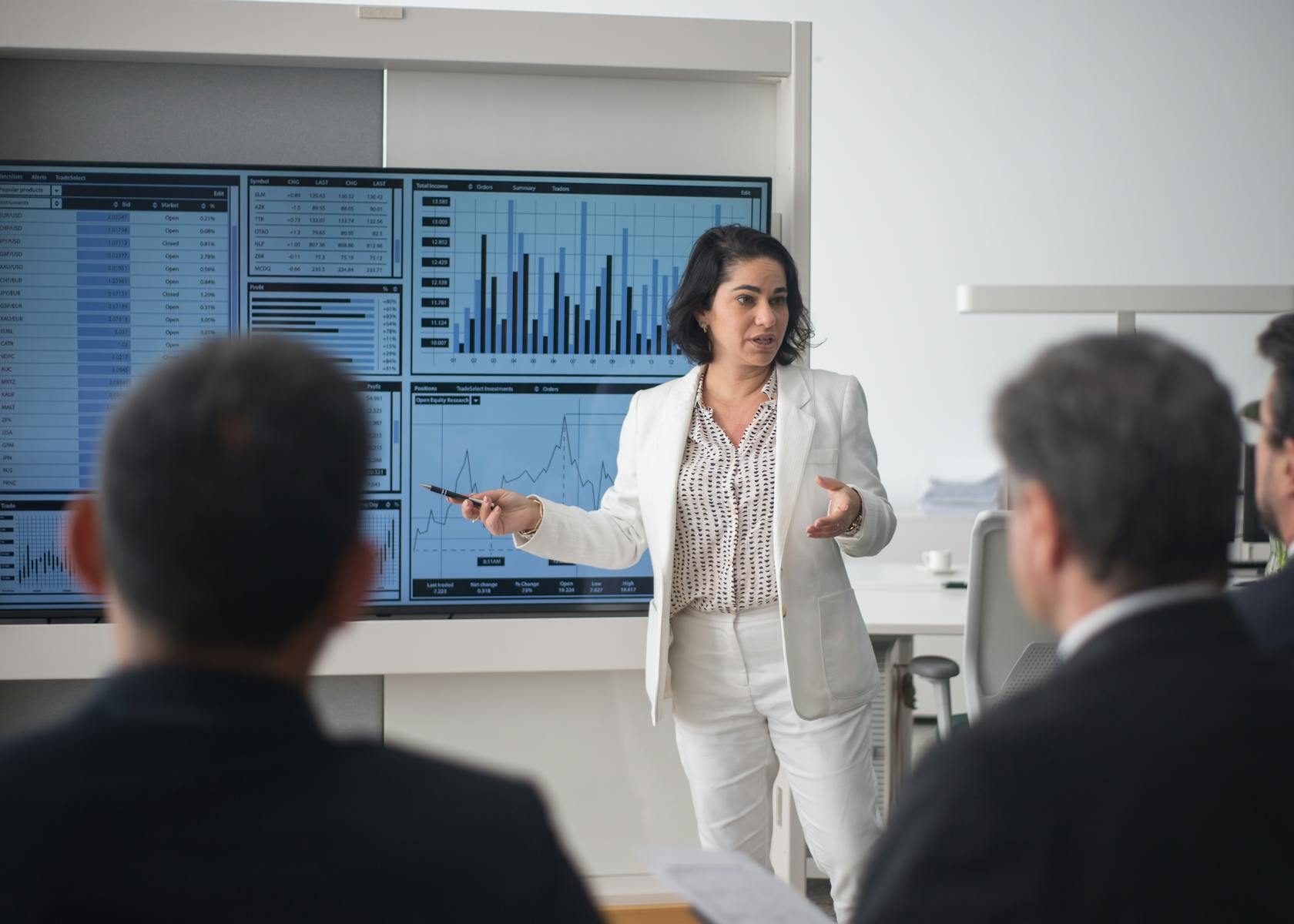 డివిడెండ్ స్టాక్స్ vs గ్రోత్ స్టాక్స్: స్టాక్ మార్కెట్‌లో ఎంట్రీ ఇస్తున్న వారి కోసం ఒక పూర్తి గైడ్